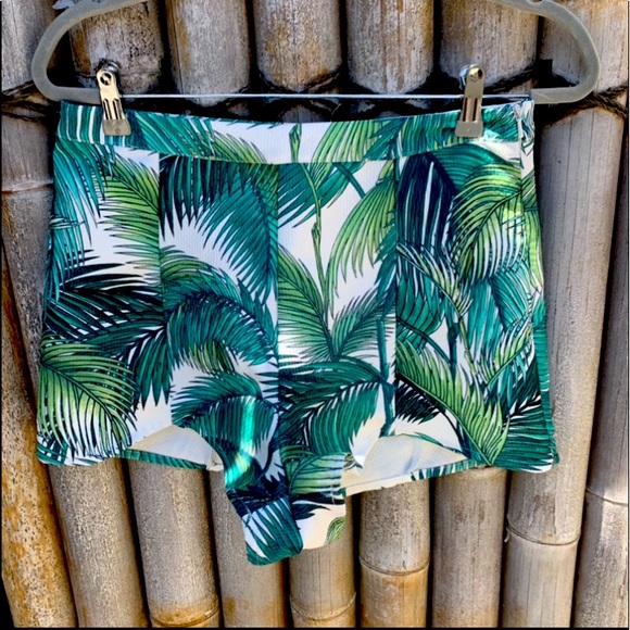 MINKPINK Palm fronds banana leaf shorts M - Picture 3 of 14